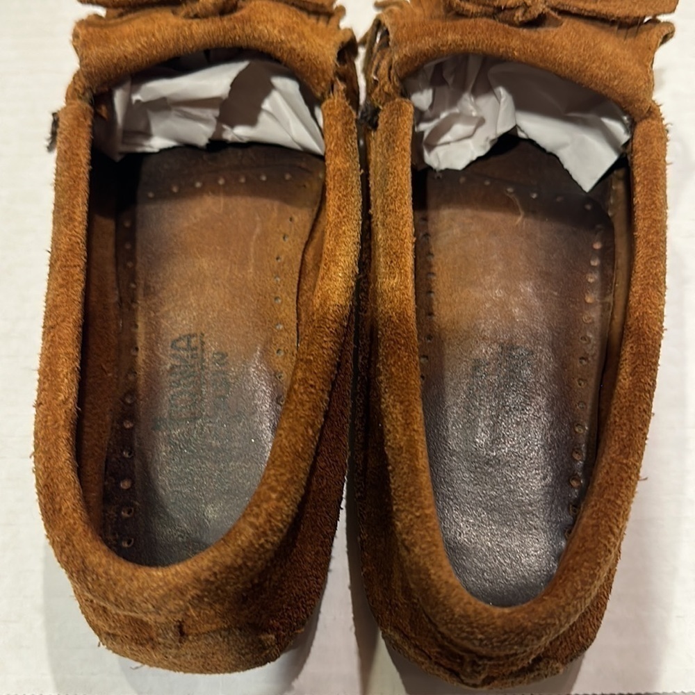 Minnetonka soft suede brown slippers with bow and fringe in front - Picture 7 of 9